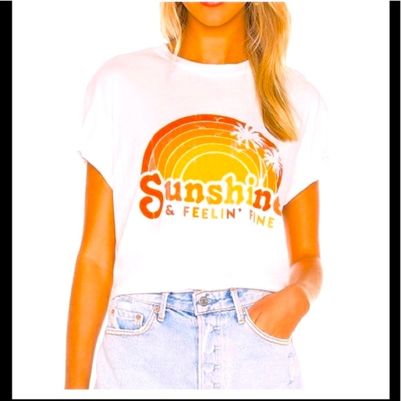 💋🌞SUNSHINE & FEELIN’ FINE 🌞 Distressed Vintage Style Short Sleeve T-Shirt - Picture 4 of 6